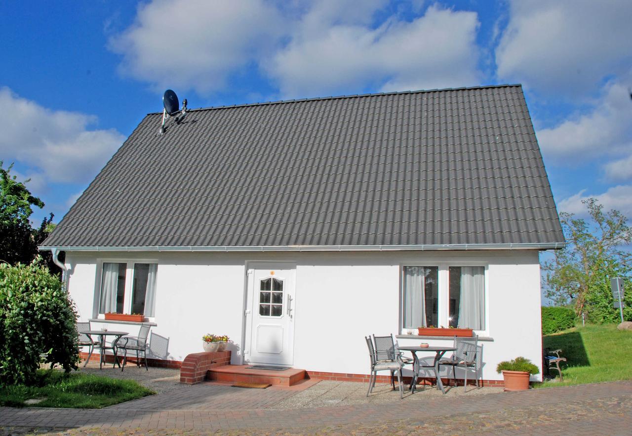 Ferienwohnungen Im Haus Am Deich Middelhagen Exterior foto